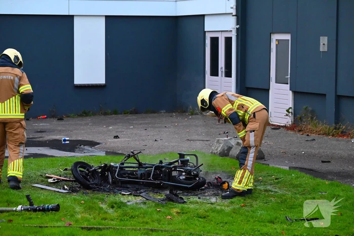 Scooter volledig uitgebrand naast pand