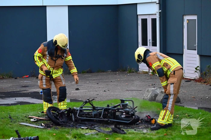 Scooter volledig uitgebrand naast pand