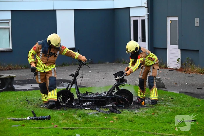 Scooter volledig uitgebrand naast pand