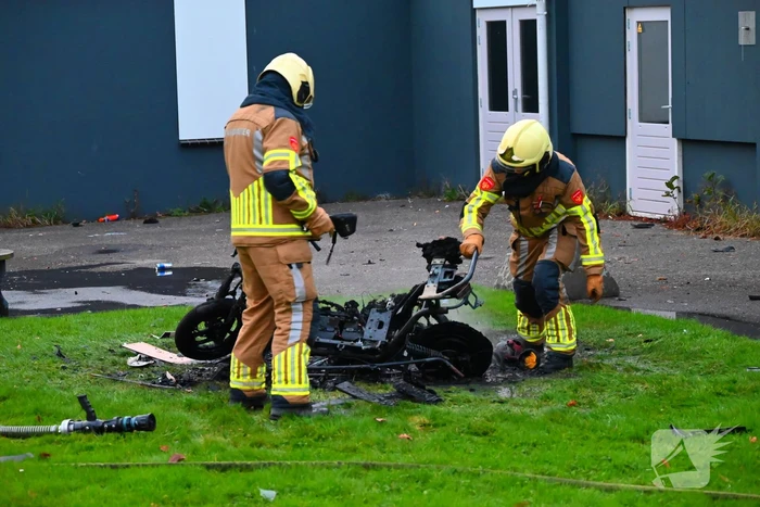 Scooter volledig uitgebrand naast pand