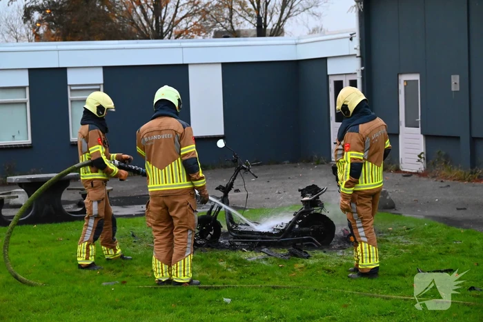 Scooter volledig uitgebrand naast pand