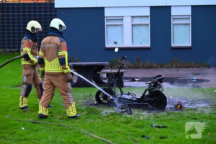 Scooter volledig uitgebrand naast pand