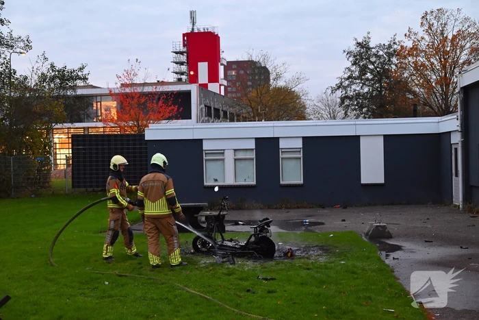 Scooter volledig uitgebrand naast pand