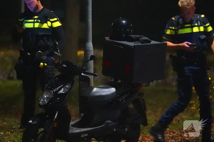 Scooterrijders botsen op elkaar op kruising
