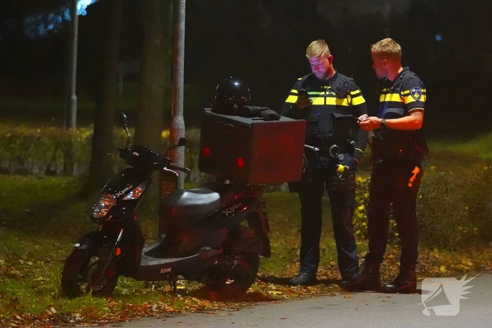 Scooterrijders botsen op elkaar op kruising