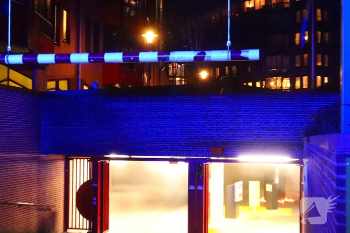 Brandweer groots ingezet voor brand in parkeergarage