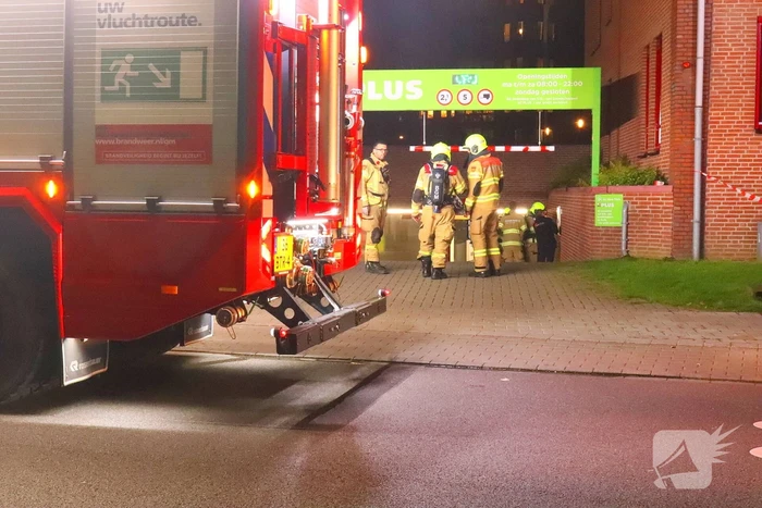 Brandweer groots ingezet voor brand in parkeergarage