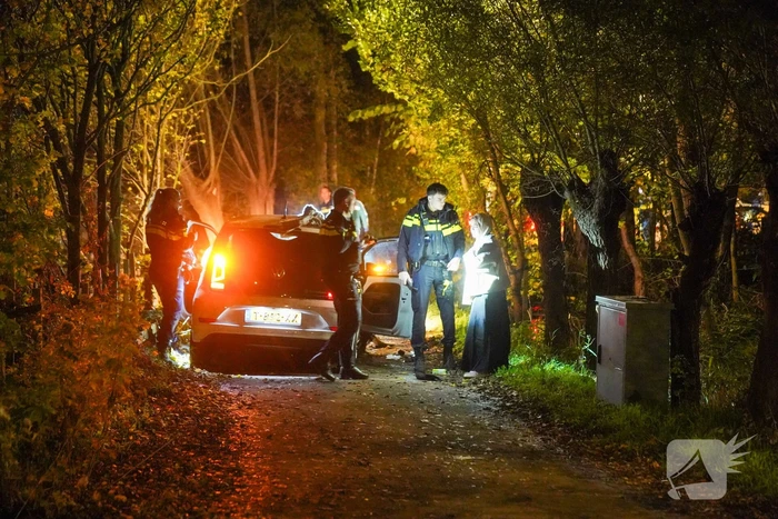 Meerdere gewonden nadat voertuig op boom klapt