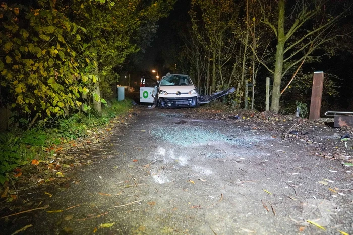 Meerdere gewonden nadat voertuig op boom klapt