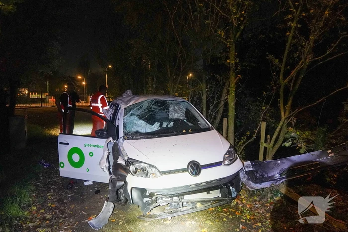 Meerdere gewonden nadat voertuig op boom klapt