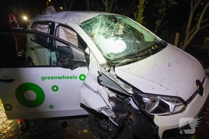Meerdere gewonden nadat voertuig op boom klapt