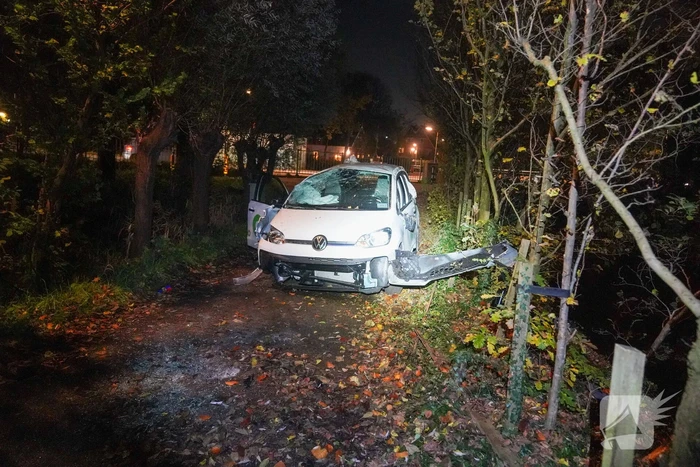 Meerdere gewonden nadat voertuig op boom klapt