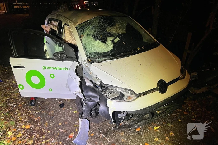 Meerdere gewonden nadat voertuig op boom klapt