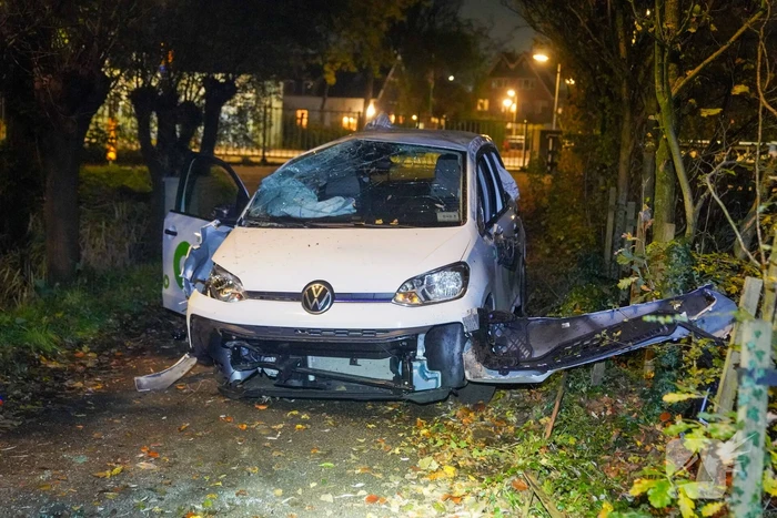 Meerdere gewonden nadat voertuig op boom klapt