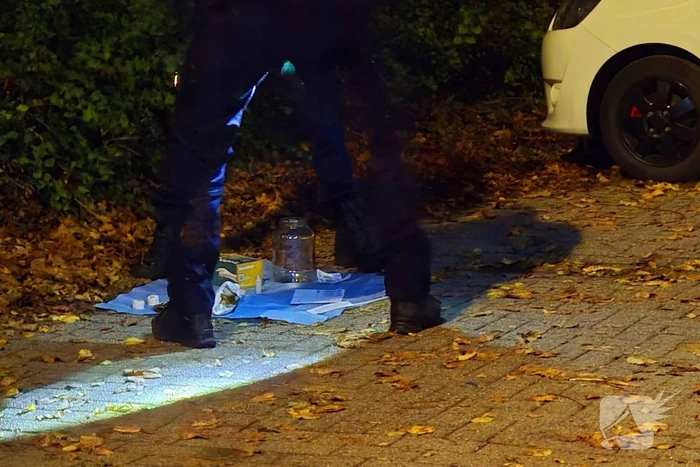 Onderzoek naar brandbare stof bij geparkeerde auto