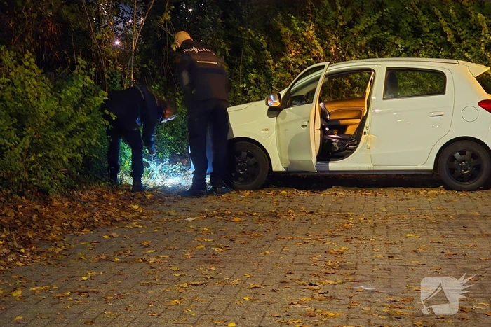 Onderzoek naar brandbare stof bij geparkeerde auto