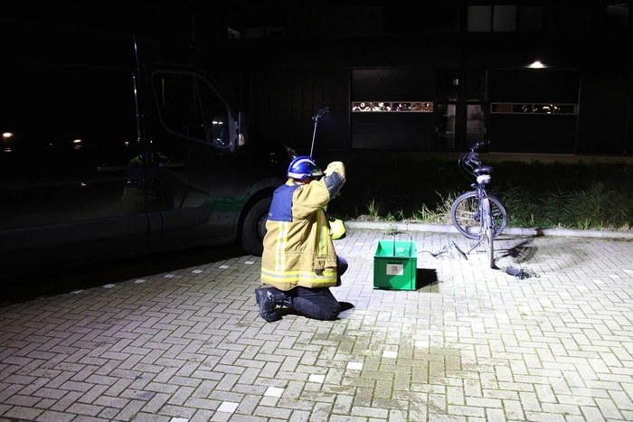 Brandweer blust brandende fietsaccu