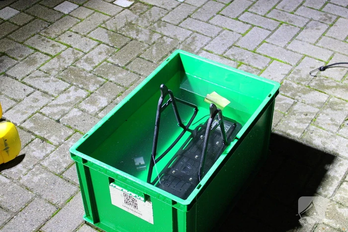 Brandweer blust brandende fietsaccu