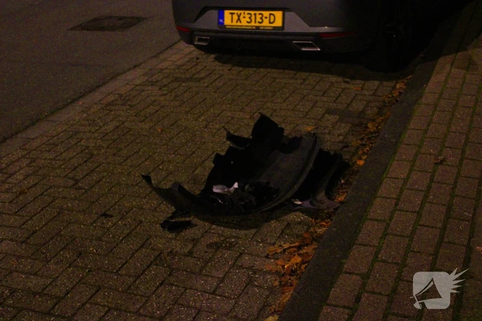 Bestuurder komt met de schrik vrij na botsing met paal