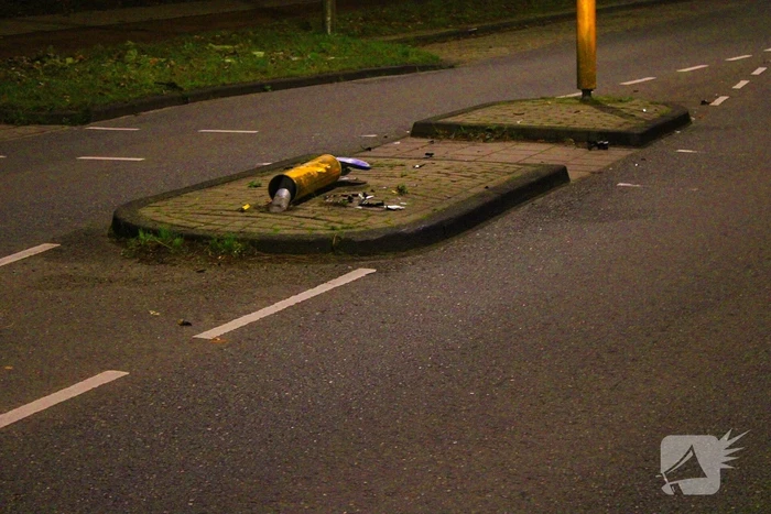 Bestuurder komt met de schrik vrij na botsing met paal