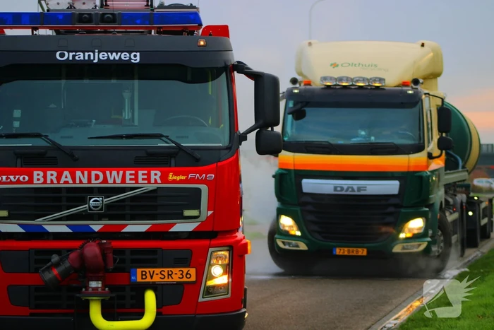Vrachtwagenchauffeur voorkomt grote verkeershinder na rookontwikkeling
