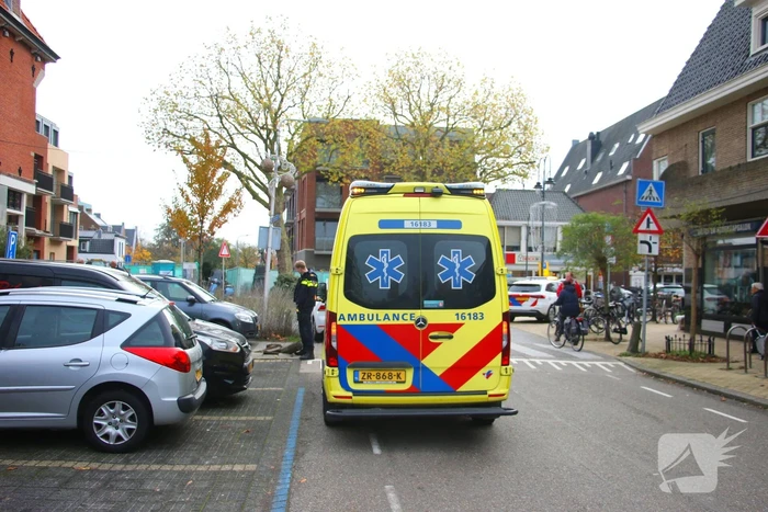 Automobilist rijdt paaltje uit de grond