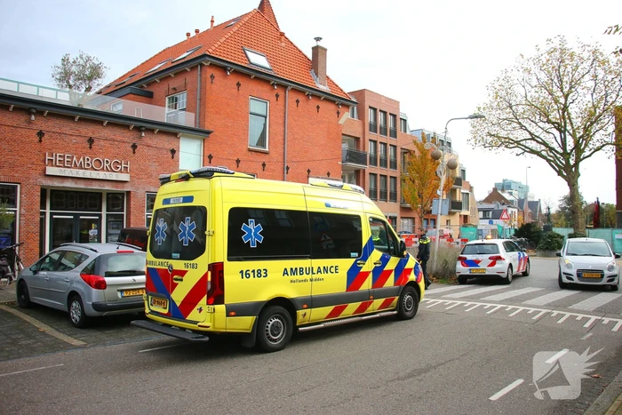 Automobilist rijdt paaltje uit de grond