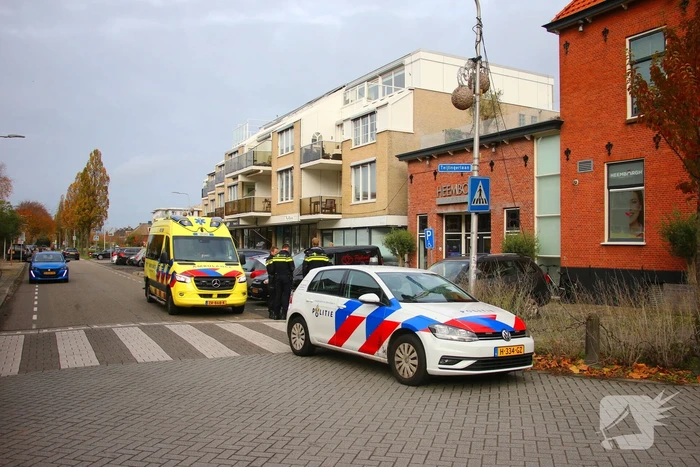 Automobilist rijdt paaltje uit de grond