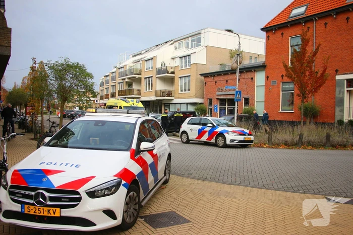 Automobilist rijdt paaltje uit de grond