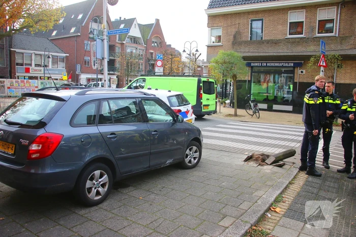 Automobilist rijdt paaltje uit de grond