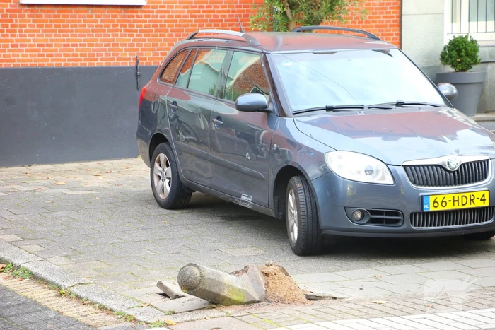 Automobilist rijdt paaltje uit de grond