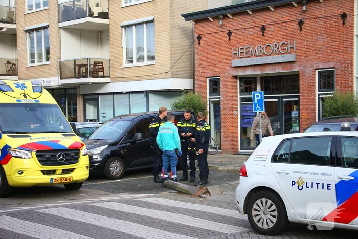 Automobilist rijdt paaltje uit de grond