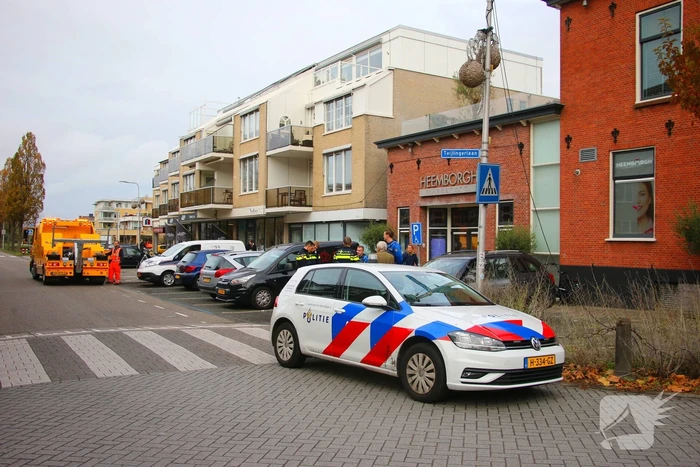 Automobilist rijdt paaltje uit de grond