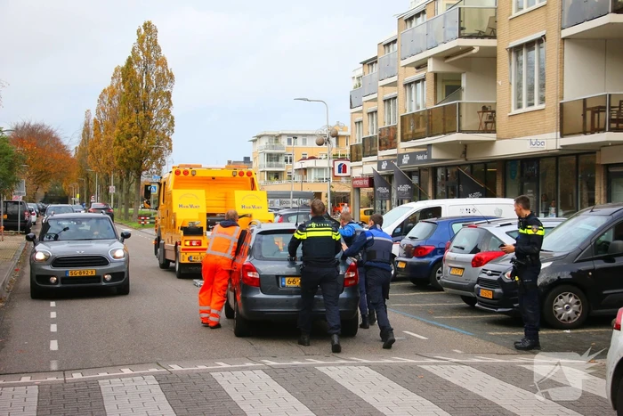 Automobilist rijdt paaltje uit de grond