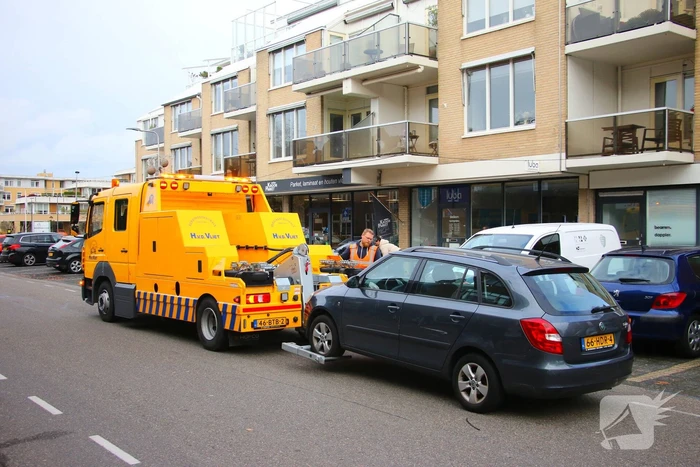 Automobilist rijdt paaltje uit de grond