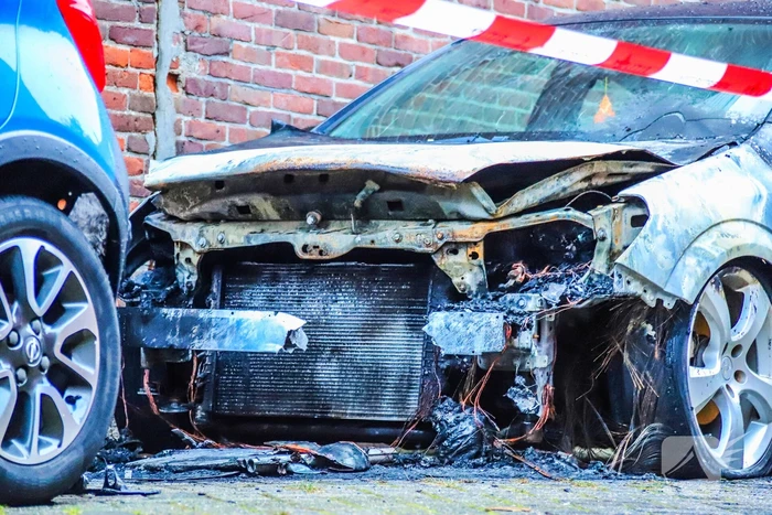 Brandende auto aangetroffen, politie vermoedt brandstichting