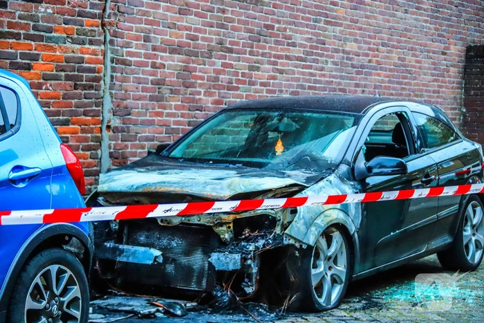 Brandende auto aangetroffen, politie vermoedt brandstichting