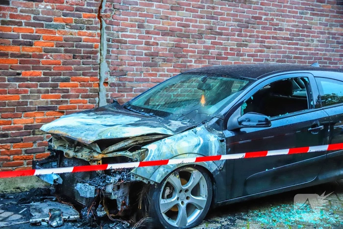 Brandende auto aangetroffen, politie vermoedt brandstichting