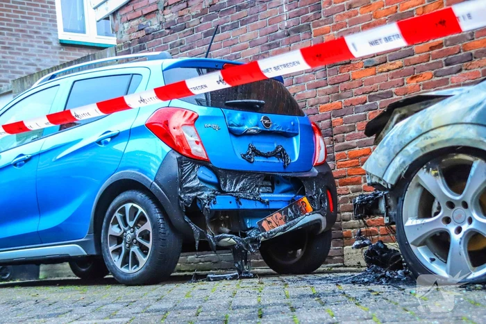 Brandende auto aangetroffen, politie vermoedt brandstichting
