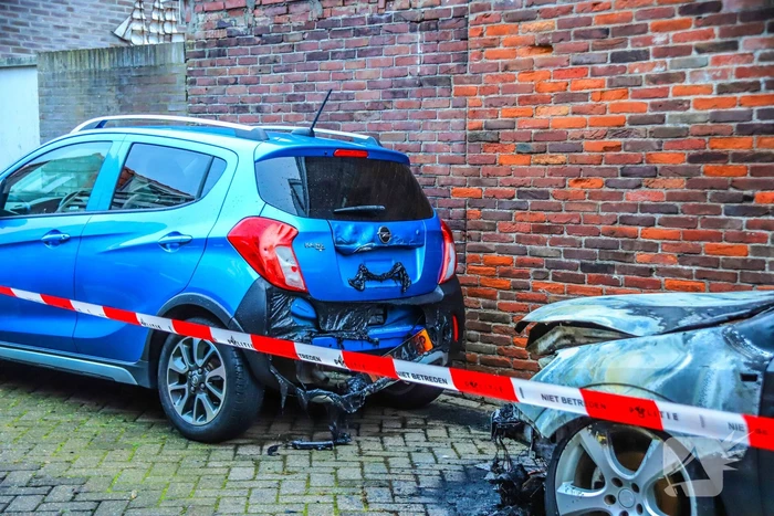 Brandende auto aangetroffen, politie vermoedt brandstichting