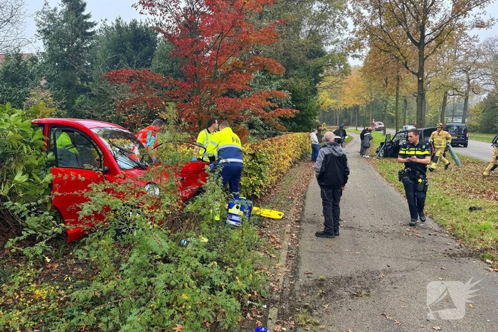 Ongeval met twee voertuigen eindigt in bosschages