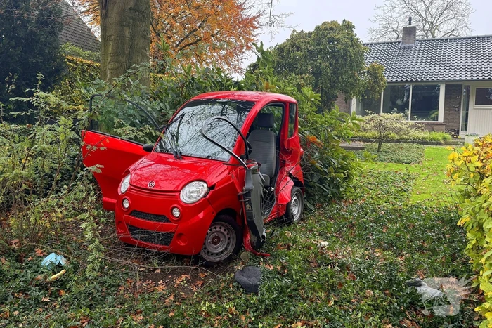 Ongeval met twee voertuigen eindigt in bosschages
