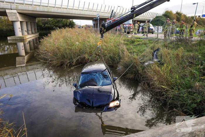 Automobilist verliest macht over stuur en belandt in sloot