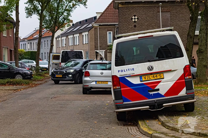 Politie treed woning binnen en houdt 3 personen aan