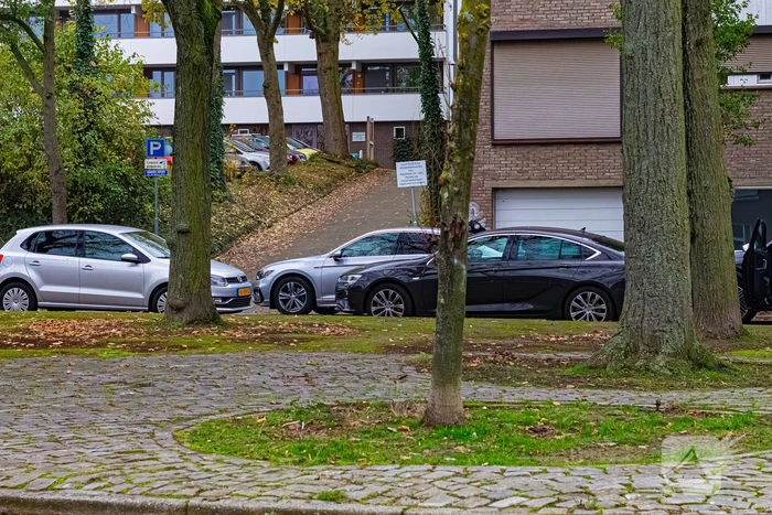 Politie treed woning binnen en houdt 3 personen aan