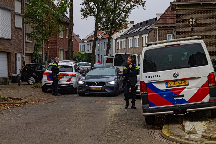 Politie treed woning binnen en houdt 3 personen aan