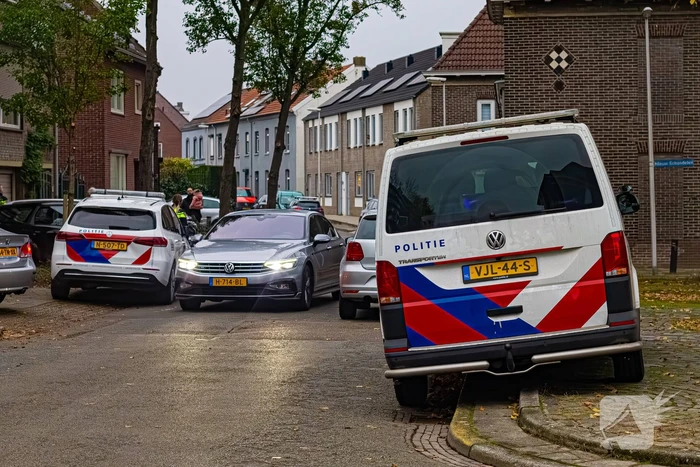 Politie treed woning binnen en houdt 3 personen aan