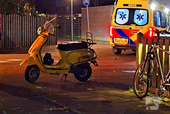 Fietser en scooterrijder komen in botsing