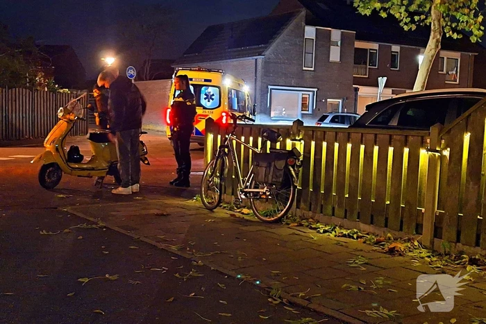 Fietser en scooterrijder komen in botsing