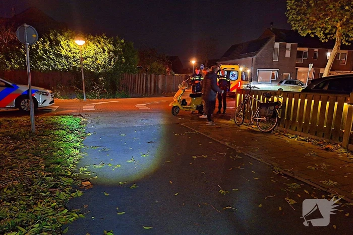 Fietser en scooterrijder komen in botsing